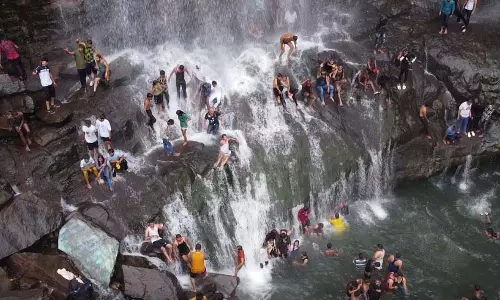 पर्यटकों की पसंद बना गरियाबंद, चिंगरापगार झरने में उमड़ी भीड़