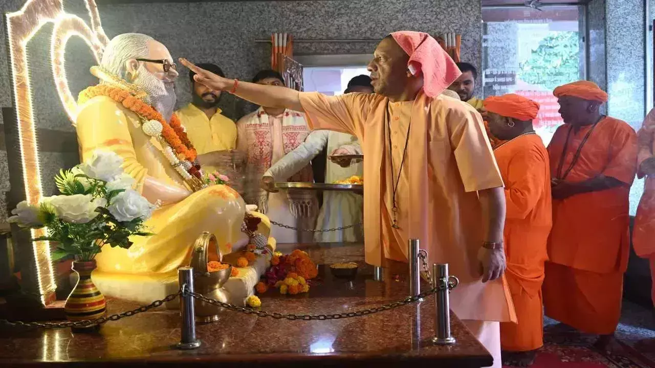 Gorakhpur: CM योगी ने गुरु पूर्णिमा पर गोरखनाथ मंदिर में की पूजा Gorakhpur: CM योगी ने गुरु पूर्णिमा पर गोरखनाथ मंदिर में की पूजा