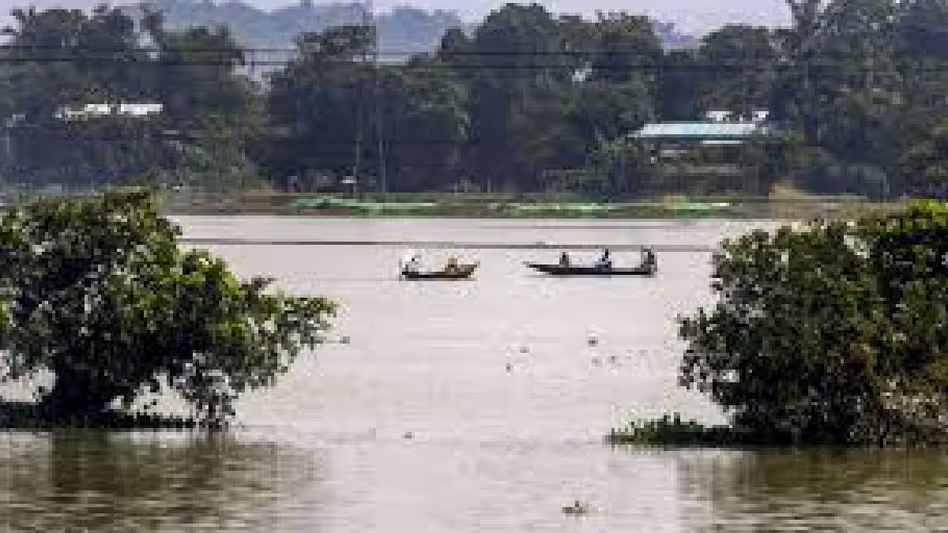 असम लगातार बाढ़ से जूझ रहा है नदियां उफान पर, फसलें बर्बाद, हजारों लोग विस्थापित