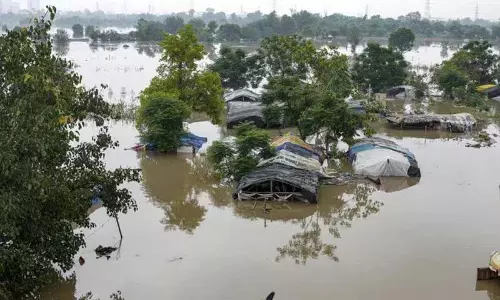 Asifabad में नदियों के उफान पर होने से डिमडा गांव का संपर्क टूटा Asifabad में नदियों के उफान पर होने से डिमडा गांव का संपर्क टूटा
