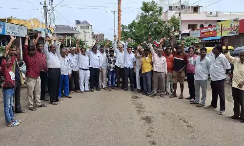 MG रोड की मरम्मत की मांग: यातायात अवरुद्ध कर विरोध प्रदर्शन MG रोड की मरम्मत की मांग: यातायात अवरुद्ध कर विरोध प्रदर्शन