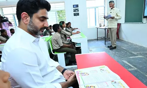 AP: श्री सत्य साईं जिले में विशाल अभिभावक-शिक्षक बैठक में नायडू शिक्षक बने