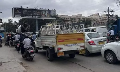 पैदल ऑफिस जाओ—बेंगलुरु के ट्रैफिक जाम पर सोशल मीडिया का तंज पैदल ऑफिस जाओ—बेंगलुरु के ट्रैफिक जाम पर सोशल मीडिया का तंज