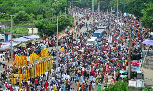 AP: सिंहाचलम गिरी प्रदक्षिणा शुरू होते ही हजारों लोगों ने भाग लिया