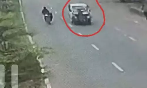 MP : देवास में मैजिक वैन चालक ने सड़क पर भिखारी को टक्कर मारी MP : देवास में मैजिक वैन चालक ने सड़क पर भिखारी को टक्कर मारी