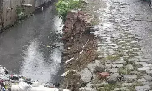 Farrukhabad: नाले की जर्जर दीवार बनी खतरा, राहगीर सहमे