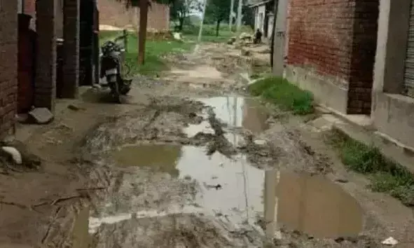 Farrukhabad: गंदगी से बेहाल स्कूल, बच्चों और शिक्षकों को मुश्किल