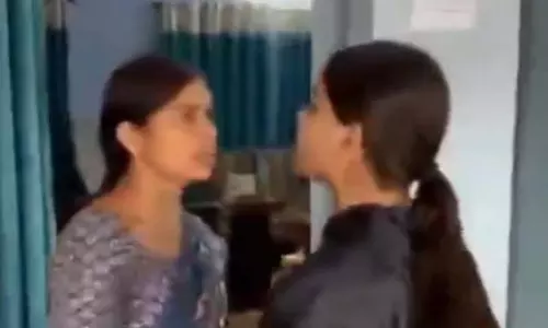 कॉलेज छात्रा को TC के लिए रुलाया, थप्पड़ मारने का आरोप