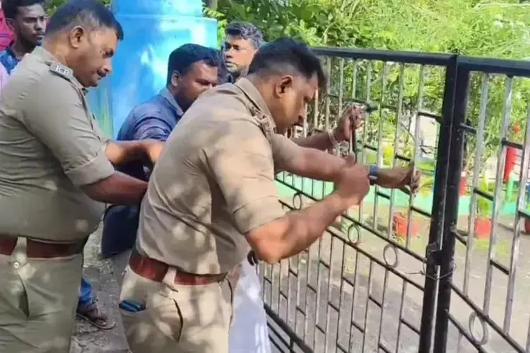 Thiruvananthapuram  में प्रदर्शनकारियों ने शिक्षकों को घंटों स्कूल में बंद रखा