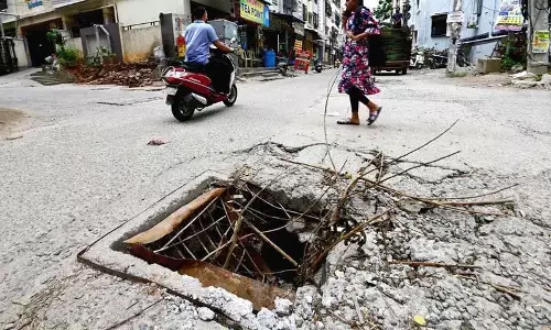 Hyderabad की सड़कों पर खुले मैनहोल यात्रियों के लिए ख़तरा, नागरिक उदासीनता ज़िम्मेदार Hyderabad की सड़कों पर खुले मैनहोल यात्रियों के लिए ख़तरा, नागरिक उदासीनता ज़िम्मेदार