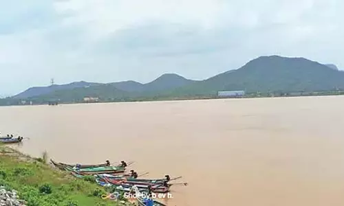 Andhra : पोलावरम में बढ़ती बाढ़ Andhra : पोलावरम में बढ़ती बाढ़