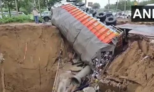 Gurugram में सड़क धंसने से बीयर से भरा ट्रक गड्ढे में गिरा