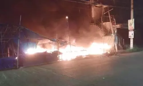 Jajpur Road : पेट्रोल पंप के पास सड़क किनारे स्थित 3 दुकानों में आग लगी