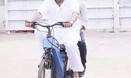 एक इंटरमीडिएट छात्र की प्रतिभा से प्रभावित होकर, पवन ने 1 लाख की प्रोत्साहन राशि प्रदान की एक इंटरमीडिएट छात्र की प्रतिभा से प्रभावित होकर, पवन ने 1 लाख की प्रोत्साहन राशि प्रदान की