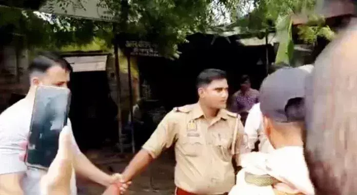 Jhansi: धारा बढ़ाने के नाम पर मांगे ₹15,000, अब खुद पर ही लग गईं धाराएं Jhansi: धारा बढ़ाने के नाम पर मांगे ₹15,000, अब खुद पर ही लग गईं धाराएं