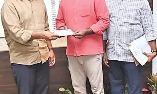 कलेक्टर ने छात्रों को स्कूल लौटने में मदद करने वाले शिक्षक की प्रशंसा की