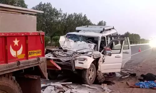 Andhra : कुरनूल जिले में सड़क हादसा एक बच्चे समेत तीन लोगों की मौत