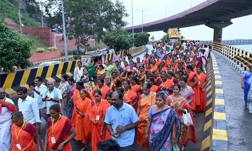 Vijayawada : भक्तों की भारी भागीदारी के साथ मनाई गई इंद्रकीलाद्री गिरि प्रदक्षिणा