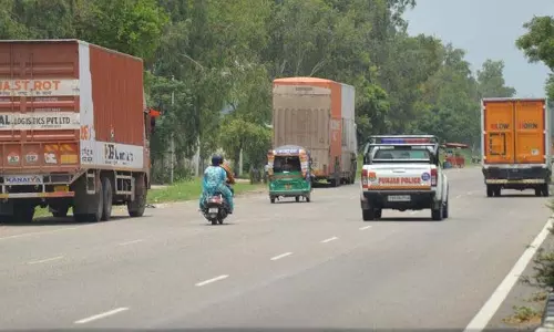 Ludhiana के पास राजमार्गों पर दुर्घटनाओं के बावजूद खतरनाक पार्किंग जारी