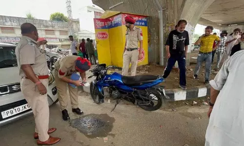 Ludhiana: सड़क के डिवाइडर पर बोरे में महिला का शव फेंके जाने से राहगीर हैरान