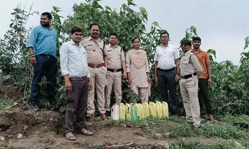 आबकारी विभाग की कार्रवाई, महुआ लाहन और शराब जब्त आबकारी विभाग की कार्रवाई, महुआ लाहन और शराब जब्त