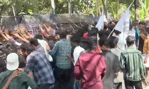 संघी कुलपति अरब सागर में राजभवन तक SFI का मार्च अराजक हो गया संघी कुलपति अरब सागर में राजभवन तक SFI का मार्च अराजक हो गया