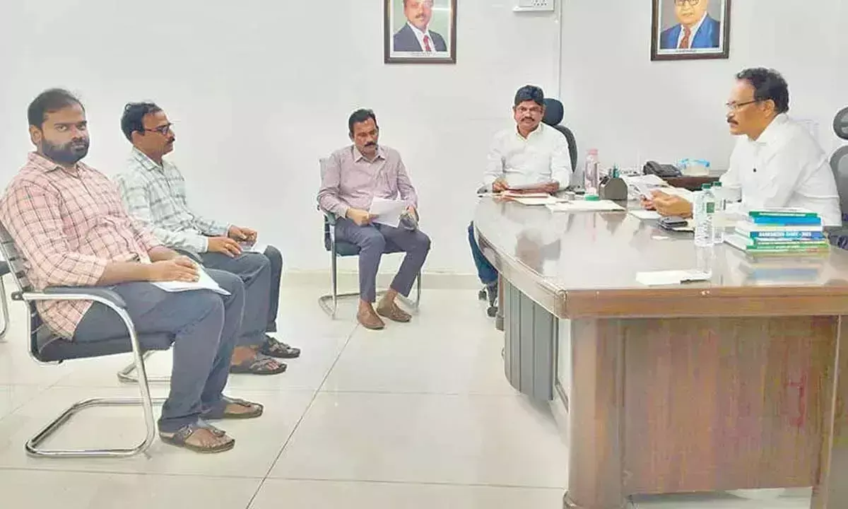 Andhra: एसटी पैनल प्रमुख ने पोलावरम पुनर्वास कार्यों की समीक्षा की Andhra: एसटी पैनल प्रमुख ने पोलावरम पुनर्वास कार्यों की समीक्षा की