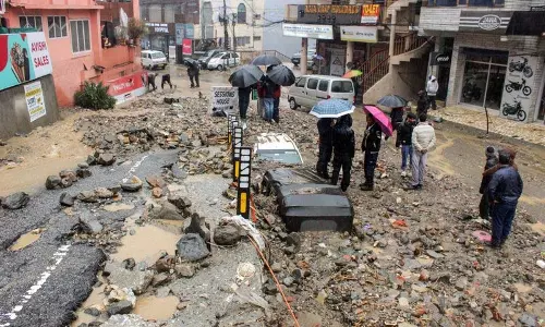 Himachal में बारिश का कहर, 739 करोड़ रुपये का नुकसान, 175 सड़कें अब भी अवरुद्ध Himachal में बारिश का कहर, 739 करोड़ रुपये का नुकसान, 175 सड़कें अब भी अवरुद्ध