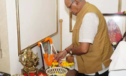 सांसद बृजमोहन अग्रवाल ने अपने गुरु गोविंद सारंग को किया नमन सांसद बृजमोहन अग्रवाल ने अपने गुरु गोविंद सारंग को किया नमन