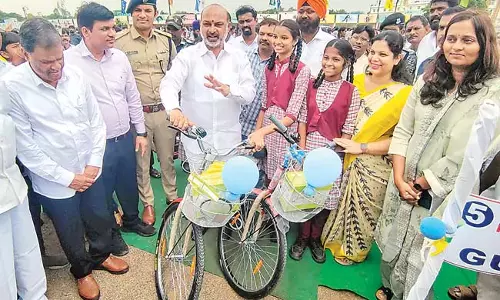 Bandi Sanjay : करीमनगर में 2,000 बच्चों के लिए साइकिलें