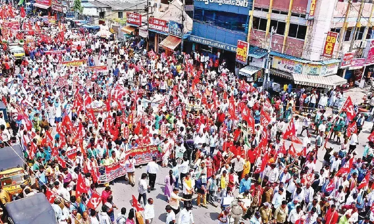 Andhra: हजारों लोगों ने विशाल रैली में श्रम संहिता का विरोध किया