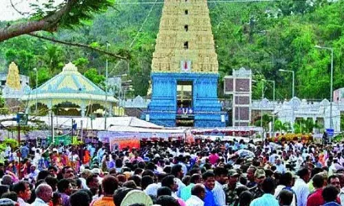 Telangana: गिरिप्रदक्षिणा के लिए श्रद्धालुओं की भीड़ से पेंदुर्थी में यातायात अव्यवस्था