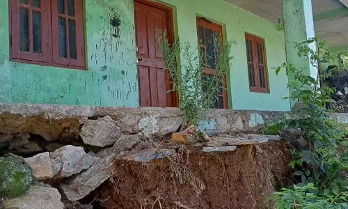 मानसून में पहाड़ियों को उड़ाने से मनाही, Sirmaur में सड़क चौड़ीकरण का काम जारी मानसून में पहाड़ियों को उड़ाने से मनाही, Sirmaur में सड़क चौड़ीकरण का काम जारी