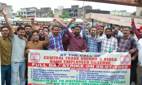 Amritsar: ट्रेड यूनियनों और किसानों ने बस स्टैंड पर विरोध रैली निकाली Amritsar: ट्रेड यूनियनों और किसानों ने बस स्टैंड पर विरोध रैली निकाली