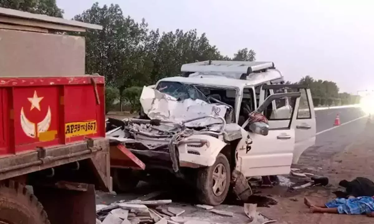 Andhra: कुरनूल जिले में दर्दनाक सड़क हादसे में तीन लोगों की मौत