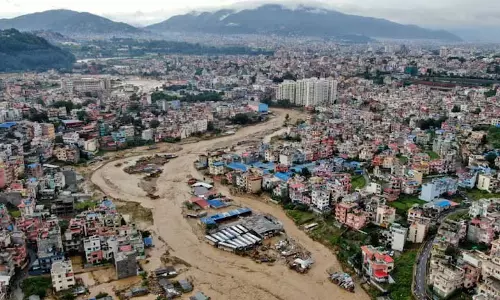 नेपाल में घातक बाढ़ का कारण क्या था?