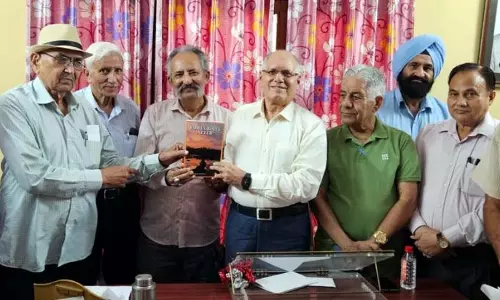 Jammu: कुंडल ने अंगुराल की पुस्तक “फोर्टी डेज़ आफ्टर” का विमोचन किया Jammu: कुंडल ने अंगुराल की पुस्तक “फोर्टी डेज़ आफ्टर” का विमोचन किया