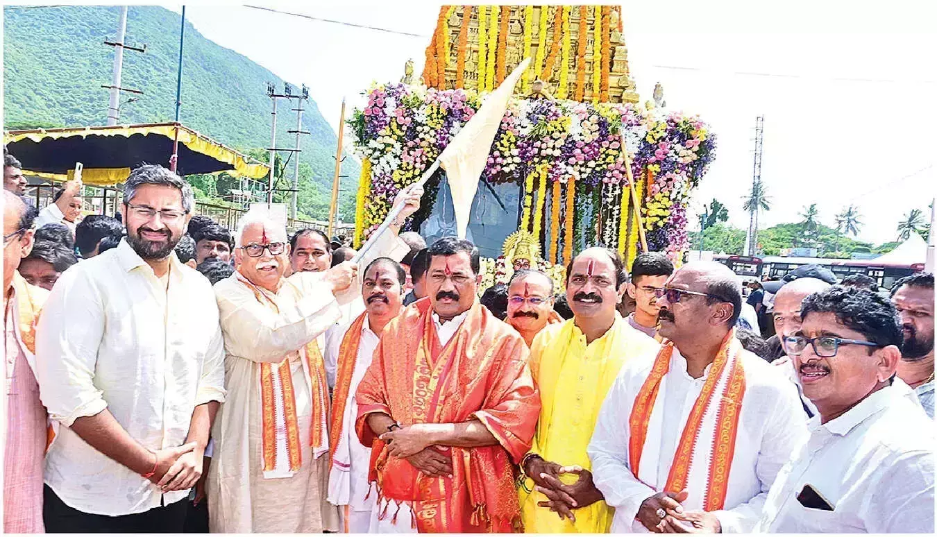 Andhra: भक्तों की भीड़ ने बिना किसी परेशानी के की गिरि प्रदक्षिणा