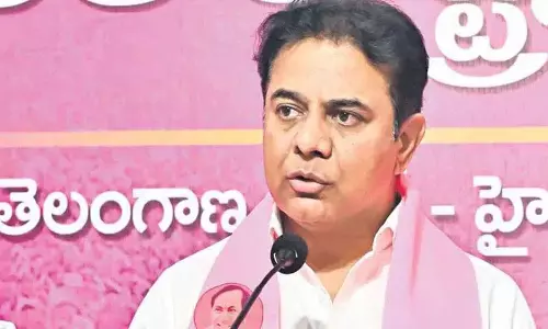 KTR ने छह प्रमुख चुनावी गारंटियों को पूरा करने में विफल रहने के लिए कांग्रेस सरकार की आलोचना की KTR ने छह प्रमुख चुनावी गारंटियों को पूरा करने में विफल रहने के लिए कांग्रेस सरकार की आलोचना की
