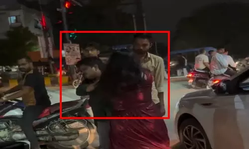 रायपुर में लड़की ने लड़के को जड़ा थप्पड़, देखें वीडियो