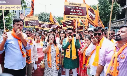 नेरुल और जुईनगर में नागरिक समस्याओं को लेकर मनसे का विरोध नेरुल और जुईनगर में नागरिक समस्याओं को लेकर मनसे का विरोध
