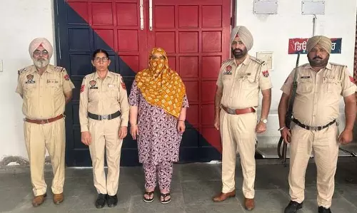 Amritsar: सरपंच की हत्या के मामले में मुख्य आरोपी की पत्नी गिरफ्तार Amritsar: सरपंच की हत्या के मामले में मुख्य आरोपी की पत्नी गिरफ्तार