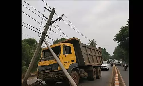 GOA: कंकावली से आ रहा भारी वाहन बिजली के खंभे से टकराया, यातायात बाधित