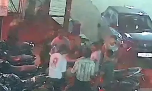 युवक के साथ मारपीट, गाली-गलौज और जान से मारने की धमकी, सिद्धार्थ चौक पर रात में हुई वारदात युवक के साथ मारपीट, गाली-गलौज और जान से मारने की धमकी, सिद्धार्थ चौक पर रात में हुई वारदात