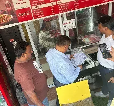 Lucknow: एफएसडीए ने लखनऊ-अयोध्या मार्ग पर दुकानों से लिए सैंपल, जांच जारी Lucknow: एफएसडीए ने लखनऊ-अयोध्या मार्ग पर दुकानों से लिए सैंपल, जांच जारी