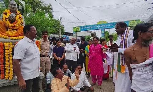 Bhadrachalam में आदिवासियों ने भद्राद्री मंदिर के अधिकारियों के खिलाफ विरोध प्रदर्शन किया Bhadrachalam में आदिवासियों ने भद्राद्री मंदिर के अधिकारियों के खिलाफ विरोध प्रदर्शन किया