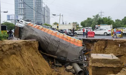 Gurgaon: बारिश के कहर से गुलदारवा सड़क पर बीयर ट्रक पल्टा Gurgaon: बारिश के कहर से गुलदारवा सड़क पर बीयर ट्रक पल्टा