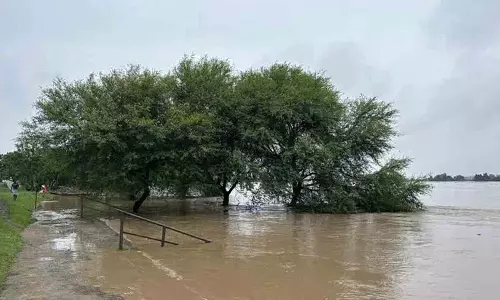प्राणहिता नदी लबालब हो गई है..पुष्कर घाट जलमग्न हो गए
