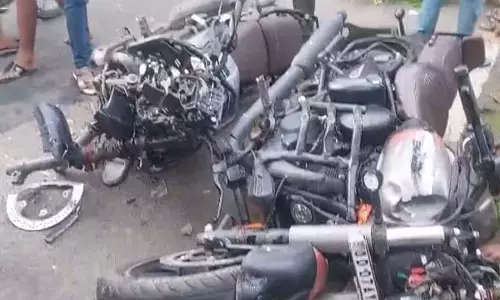 Ganjam : दो बाइकों की टक्कर में पिता-पुत्र समेत तीन की मौत Ganjam : दो बाइकों की टक्कर में पिता-पुत्र समेत तीन की मौत