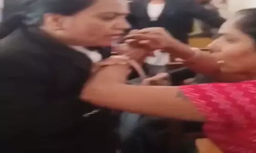 CG BREAKING: फैमिली कोर्ट में वकील और फरियादी के बीच मारपीट, देखें VIDEO... CG BREAKING: फैमिली कोर्ट में वकील और फरियादी के बीच मारपीट, देखें VIDEO...